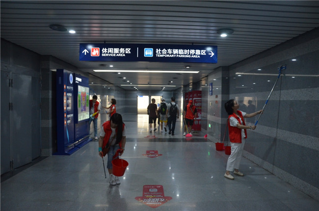 城投集團開展“創(chuàng)衛(wèi)迎暗訪、全城大掃除”主題志愿活動