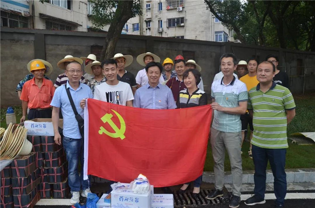 炎炎夏日送清涼，點(diǎn)滴關(guān)懷暖人心——城投集團(tuán)各黨支部開展“送清涼”慰問一線員工活動