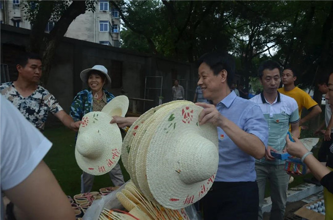 炎炎夏日送清涼，點(diǎn)滴關(guān)懷暖人心——城投集團(tuán)各黨支部開展“送清涼”慰問一線員工活動