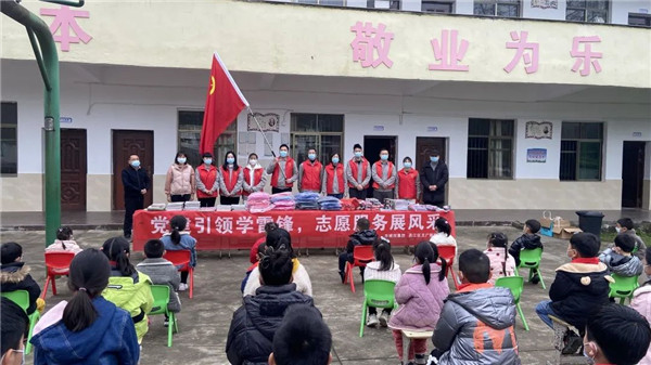 市城投集團開展“黨建引領(lǐng)學(xué)雷鋒，志愿服務(wù)展風(fēng)采”送溫暖活動
